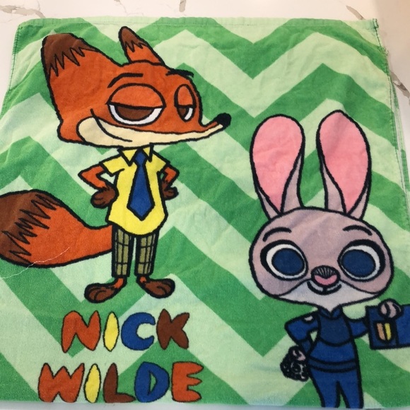 Disney Zootopia Judy  Hopps Bunny Nick Wilde Fox Flash Sloth Beach Towel - Picture 1 of 10